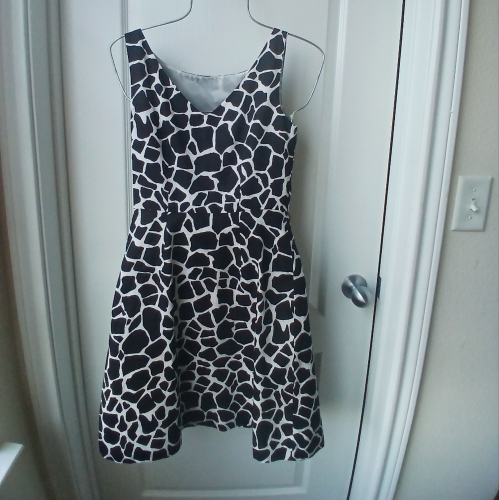 3/$15 Ann Taylor Black and White Giraffe Print Mini Dress Size 0 - Picture 7 of 8